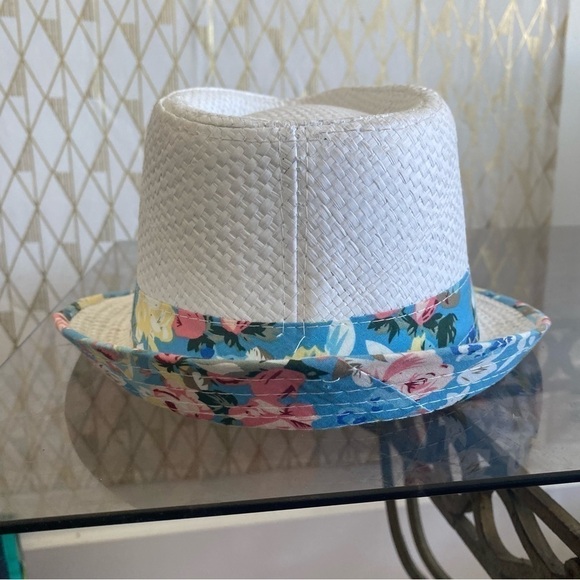 Fedora style Wicker hat with floral band detailing​ - Picture 3 of 4